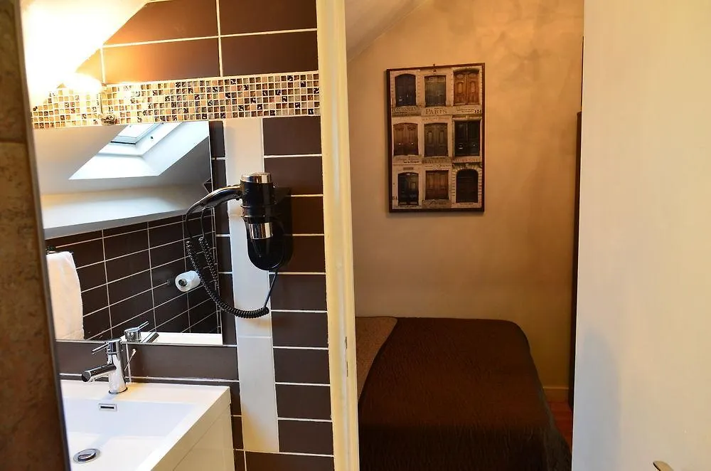Hotel De France 18 *